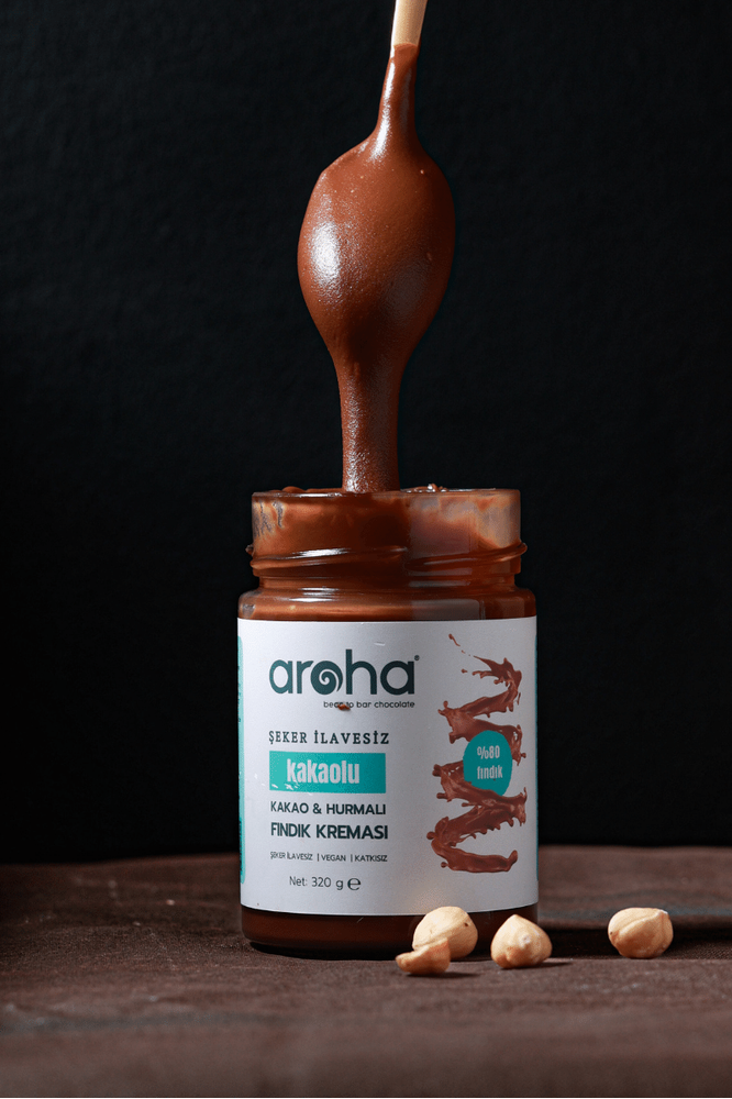 Aroha Şeker İlavesiz Kakaolu & Hurmalı Fındık Kreması, %80 fındık içeriği, glutensiz yapısı ve katkısız formülüyle doğal ve sağlıklı bir lezzet sunar.