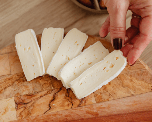 Dilimlenmiş brie peyniri