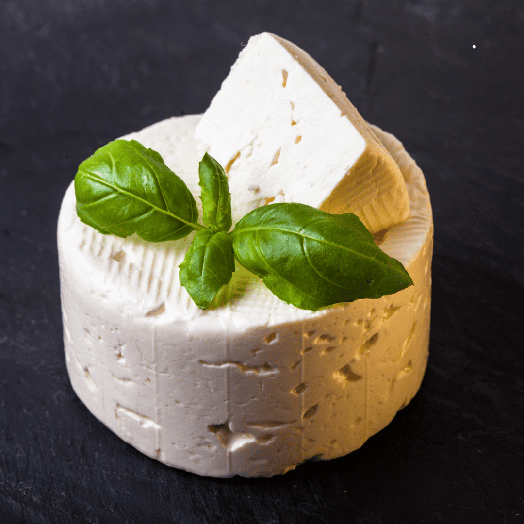 Koyun Sütü Ağırlıklı Ezine Beyaz Peynir, iki yıl olgunlaştırılmış, yumuşak dokulu ve doğal bir lezzet. Kahvaltıdan yemeklere kadar her tarifte ideal!